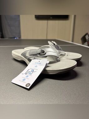 Clarks Cloudsteppers Breeze Reyna Metallic Silver Thong Sandals Womens 8 NEW